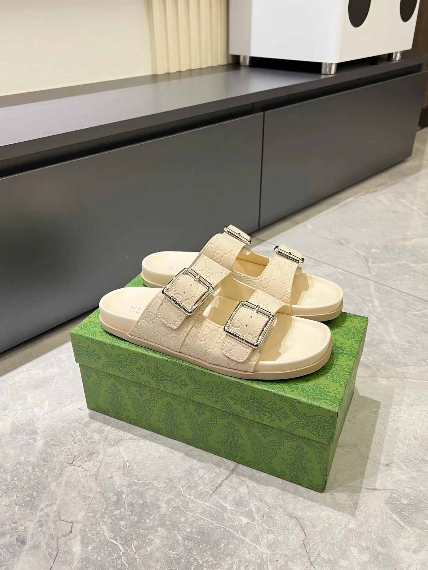 Men's Men's Shoes 💰p320 "GUCC＊" These slippers are made of GG polyester and feature a Gucci label on the front, adding a bold logo feel to the style. "Gucci Made in Italy" stamped label Rubber sole. Size 38-44